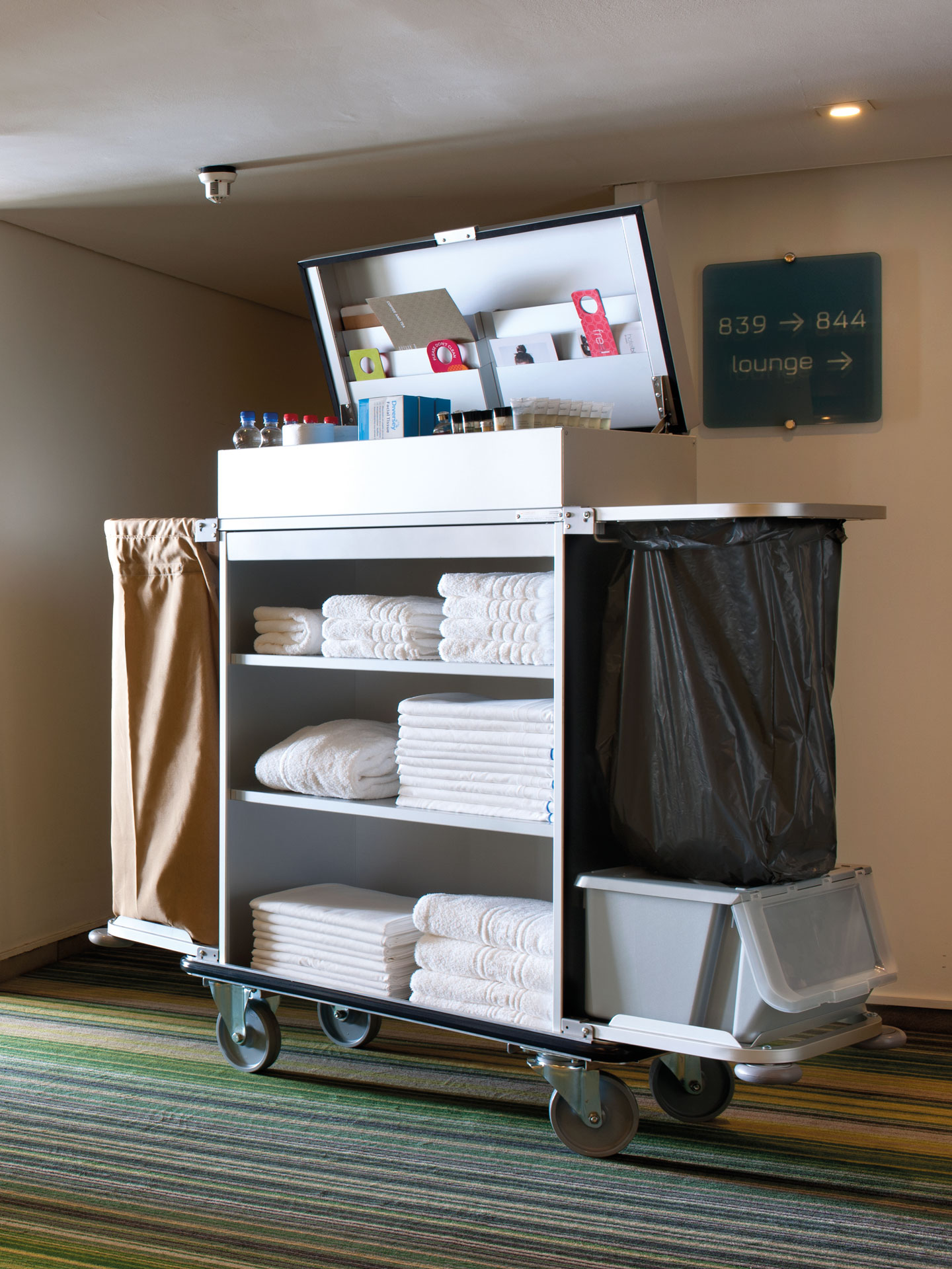 Housekeeping trolleys for hotels and cruise ships - Mercura